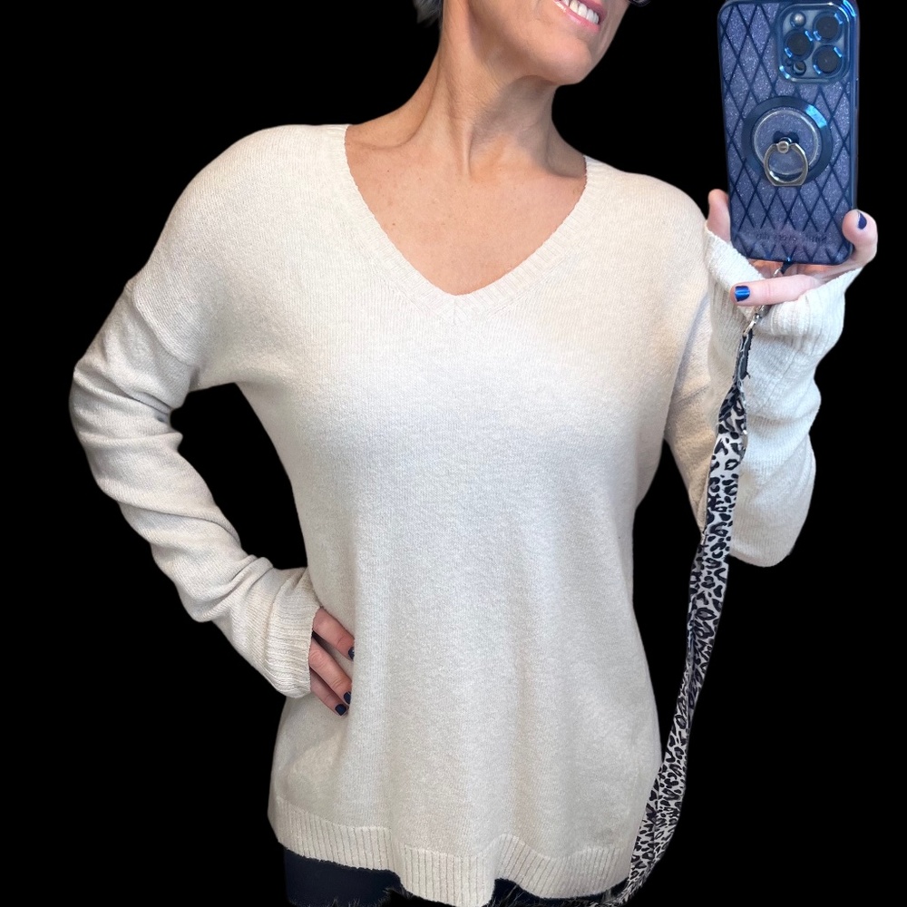 |•HINGE•| Anthropologie Oversized Off White V-Neck Sweater Size Small